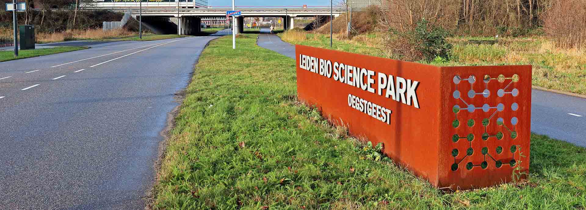Rood bord in berm met Leiden bio science park Leiden